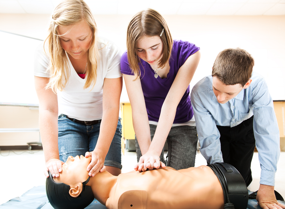 Students,Practicing,Cpr,Life,Saving,Techniques,On,A,Mannequin.